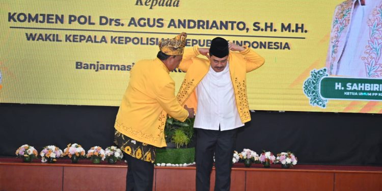 Berikan Kontribusi yang Luar Biasa, Wakapolri Komjen Pol Agus Andrianto Diangkat Menjadi Warga Kehormatan Kerukunan Bubuhan Banjar  