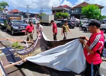 Satpol PP Kota Denpasar Tertibkan Ratusan Atribut Partai dan Baliho yang Melanggar