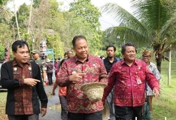 Pj Gubenur Bali Serahkan Bantuan Pupuk Hayati Cair kepada Petani Subak di Tabanan