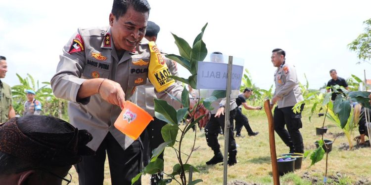 Gerakan 10 Juta Pohon, Polda Bali Tanam 2.550 Pohon