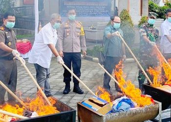 Kejari Badung Musnahkan Barang Bukti Narkoba dan Sejumlah Barang Bukti Lain