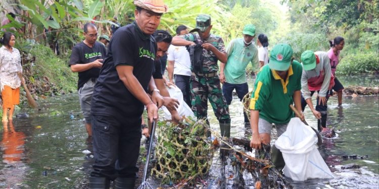 Jelang Musim Hujan Lihadnyana Ajak Masyarakat Bersihkan Kali Antisipasi Banjir
