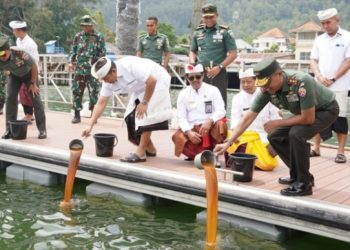 Jaga Kelestarian Lingkungan,  Pangdam IX/Udayana Tuang 20 Ton Eco Enzyme dan Tebar Bibit Ikan di Danau Batur