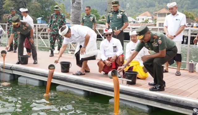 Jaga Kelestarian Lingkungan, Pangdam IX/Udayana Tuang 20 Ton Eco Enzyme dan Tebar Bibit Ikan di Danau Batur