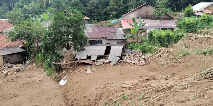 Hujan Deras, Satu Santri di Karangasem Tewas Tertimbun Longsor Saat Menampung Air Hujan
