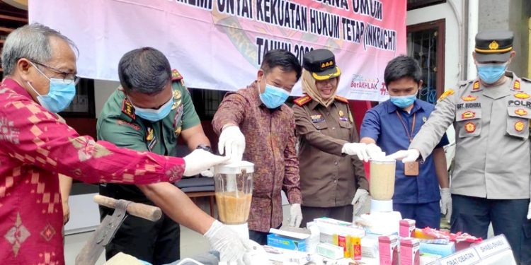 Kejari Bangli Musnahkan Barang Bukti Narkoba dan Hasil Kejahatan Lain