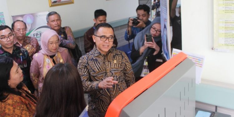 Kunjungi RS Mata Bali Mandara, MenPANRB Minta Pertahankan Predikat WBBM