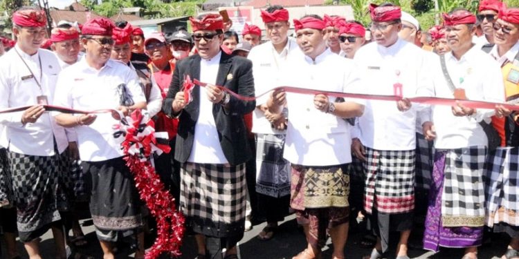 Bupati Tabanan Resmikan Jembatan Penghubung di Desa Marga