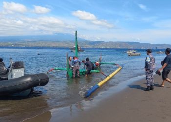 Perahu Terbalik Dihantam Ombak di Perairan Selat Bali,  Enam Penumpang Selamat