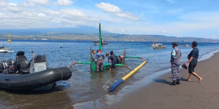 Perahu Terbalik Dihantam Ombak di Perairan Selat Bali,  Enam Penumpang Selamat