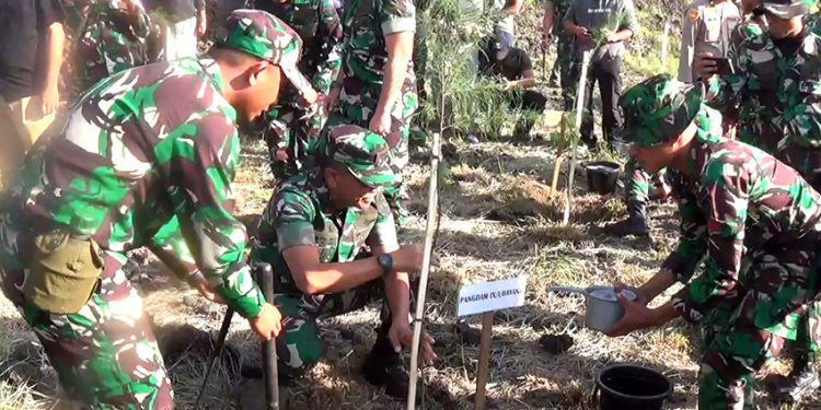 Kodam IX/Udayana Tanam 1.025 Pohon untuk Kelestarian Lingkungan
