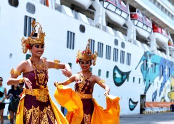 Tiba di Benoa, Kapal Pesiar Norwegia Jewel Bawa 3000 Wisatawan Disambut Tarian Bali