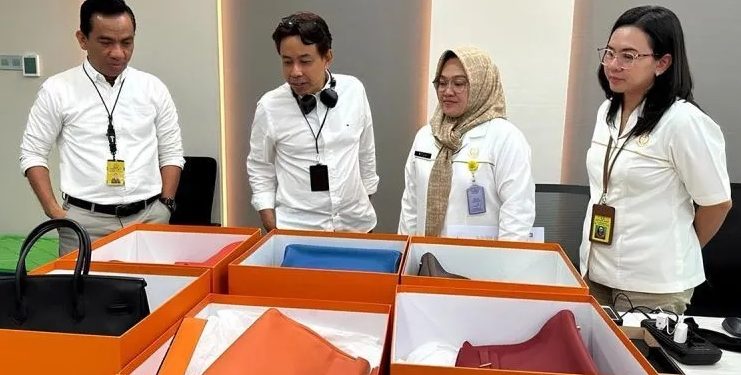 Kejagung Lelang Enam Tas Mewah Milik Istri Terpidana Kasus TTPU Benny Tjokrosaputro.