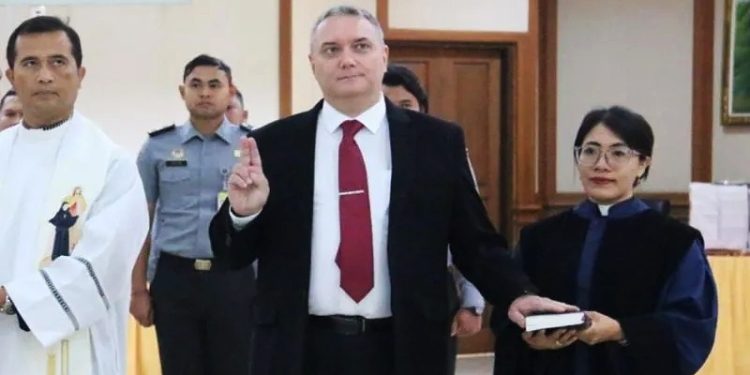 Disumpah oleh Kemenkumham Bali, WNA Asal Rusia Resmi Jadi WNI