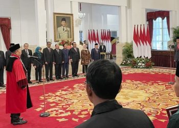 Presiden Jokowi Lantik Asrul Sani Jadi Hakim Konstitusi