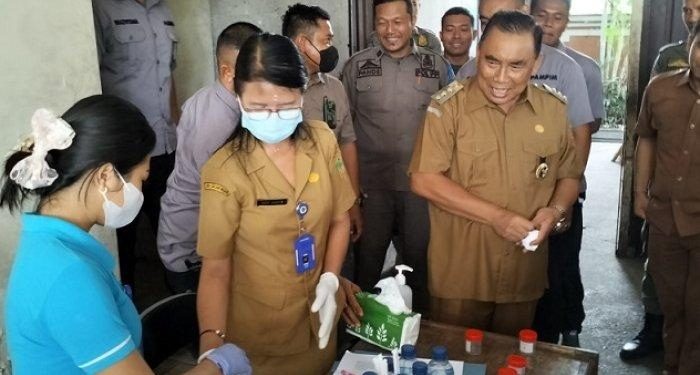 Ratusan Pegawai Kontrak Satpol PP Jembrana Jalani Tes Urine