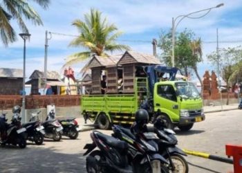 Dianggap Kumuh, Warung Gerobak di Pantai Kuta Disingkirkan