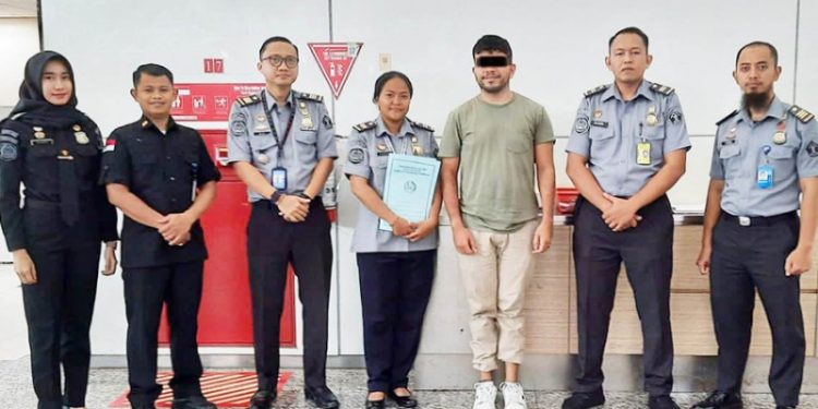Tinggal DuaTahun di Indonesia Tanpa Kejelasan, WN Venezuela Dipulangkan