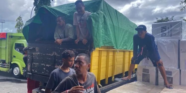 Antsipasi Cuaca Ekstrem KPU Denpasar Salurkan Logistik Pakai Truk Penutup Terpal