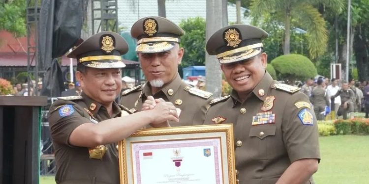 Pj Gubernur Mahendra Jaya dan Satpol PP Bali Raih Penghargaan Karya Bakti  dari Kemendagri