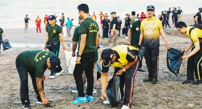 Peringati Hari Jad ke-74, Satpol PP Badung Gelar Aksi Bersih di Pantai Batu Bolong