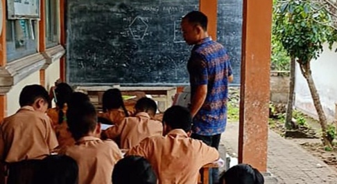 Atap Bangunan Nyaris Ambruk, Siswa SDN 02 Nusa Penida Terpaksa Belajar di Luar Kelas