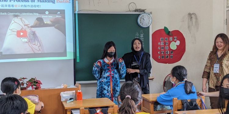 Pelajar di Taiwan Belajar Batik dan Budaya Indonesia dari Mahasiswa FIB UB
