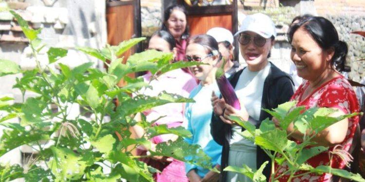 Ketua Tim Penggerak PKK Provinsi Bali Ny. Ida Mahendra Jaya Ajak Masyarakat Ngrombo Wujudkan Desa Temesi Bersih dan Indah