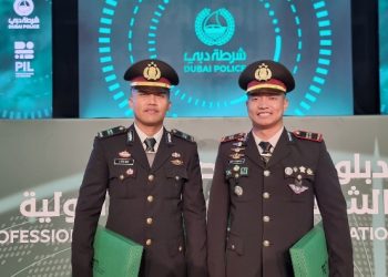 Kapolri Beri Dua Anggotanya Pin Emas Atas Prestasi Saat Pendidikan di UEA
