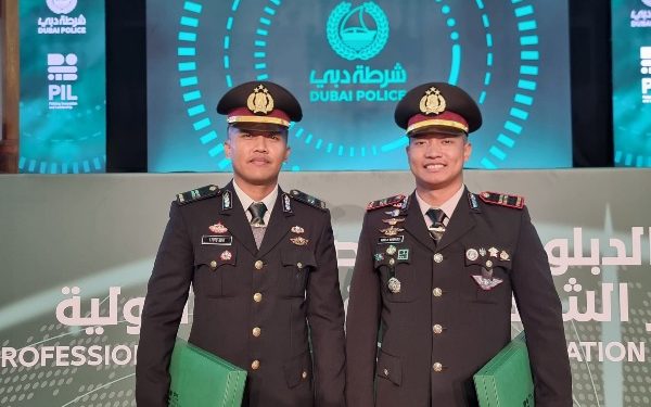 Kapolri Beri Dua Anggotanya Pin Emas Atas Prestasi Saat Pendidikan di UEA