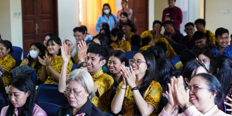 Kemenparekraf Tingkatkan Kemampuan Komunikasi Publik Mahasiswa Poltekpar Bali Lewat BirKom Day