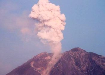 Gunung Semeru di Lumajang Jawa Timur Erupsi, Lontarkan Abu Vulkanik Setinggi 900 Meter