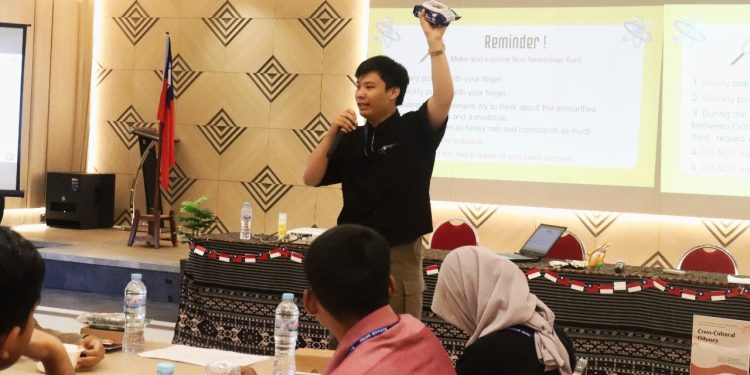 Didampingi FIB UB, Mahasiswa Taiwan Perkenalkan Budaya Negaranya kepada Pelajar Kota Malang