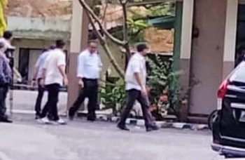 Penyidik KPK Geledah Rumah Dinas Bupati Situbondo Bawa Sejumlah Dokumen