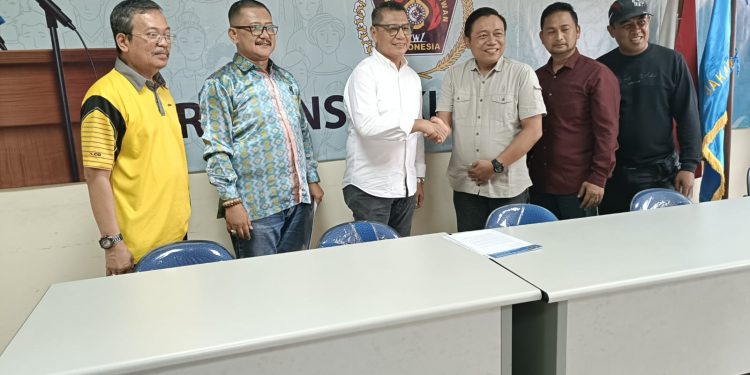 Ketua PWI DKI Jakarta Serahkan SK Penunjukan Ketua Pokja Jakarta Barat