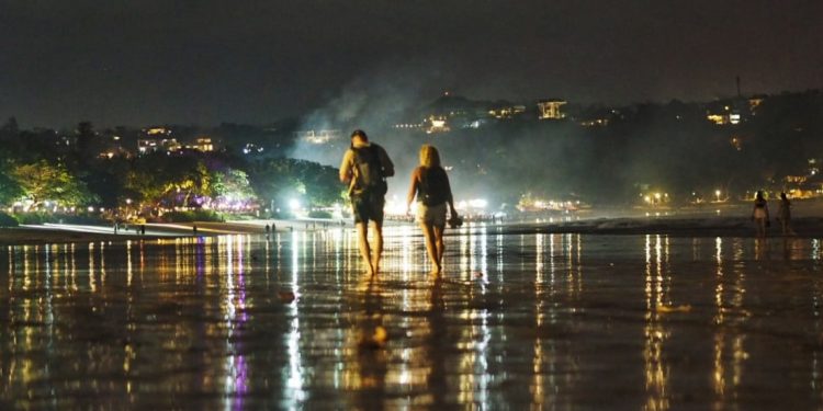 Menikmati Keindaham Malam di Pantai Jimbaran