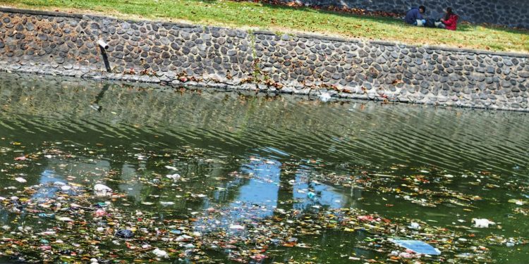 Tumpukan Sampah di Sungai Taman Pancing Denpasar Masih Jadi Masalah Serius