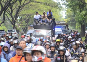Buruh di Bekasi dan Karawang Gelar Aksi: Desak Kenaikan Upah Minimum dan Pencabutan Omnibus Law UU Cipta Kerja