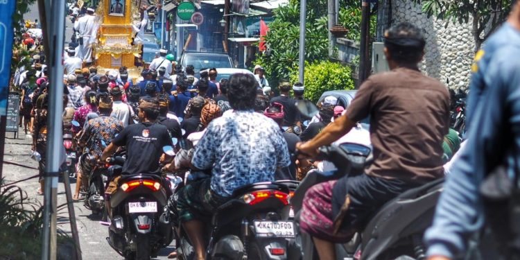 Tradisi Ngiring Jenazah di Desa Ungasan: Simbol Kebersamaan dan Kearifan Lokal Bali