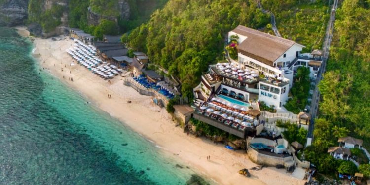 Klive Beach Club: Destinasi Eksklusif di Pantai Selatan Bali untuk Relaksasi dan Petualangan