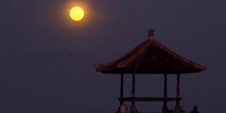 Melihat Keindahan Hunter’s Moon di Pantai Samuh Nusa Dua