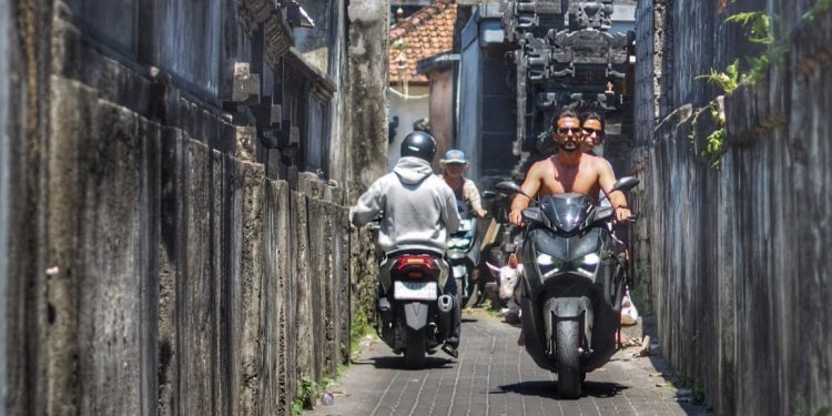Fenomena “Bule Nakal” di Bali: Berkendara Motor Tanpa Helm dan Tindakan Ugal-ugalan