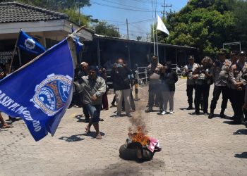 4 Bulan Upah Gak Dibayar, Ratusan Karyawan PT PMMP Situbondo Gelar Unjuk Rasa 