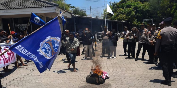 4 Bulan Upah Gak Dibayar, Ratusan Karyawan PT PMMP Situbondo Gelar Unjuk Rasa