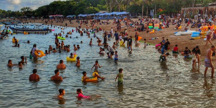Pantai Segara Sanur Padat Pengunjung, Destinasi Favorit Warga Lokal di Hari Libur