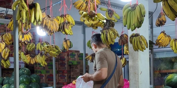 Turis Wisman di Ungasan Bali Dukung Ekonomi Lokal dengan Berbelanja di Toko Kelontong