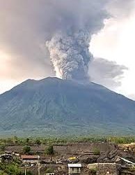 Pendakian Gunung Agung Ditutup karena Upacara Keagamaan di Pura Besakih