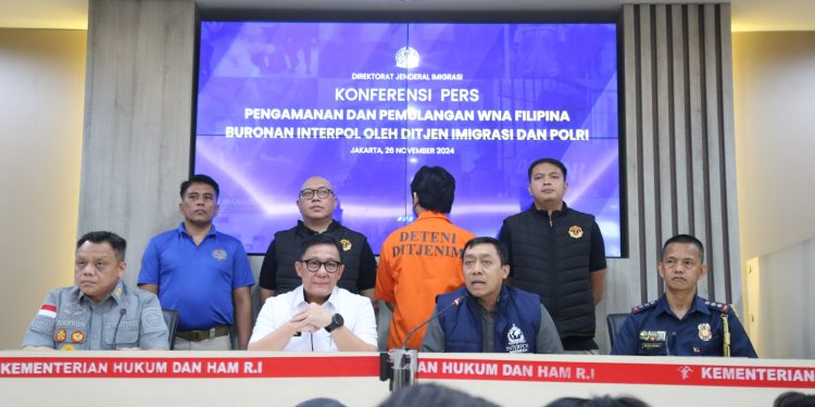 Imigrasi Indonesia dan Polri Serahkan WNA Filipina Buronan Interpol