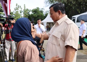 Usai Nyoblos, Prabowo Bercengkrama dengan Warga Bojong Koneng