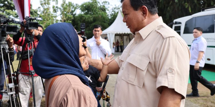 Usai Nyoblos, Prabowo Bercengkrama dengan Warga Bojong Koneng